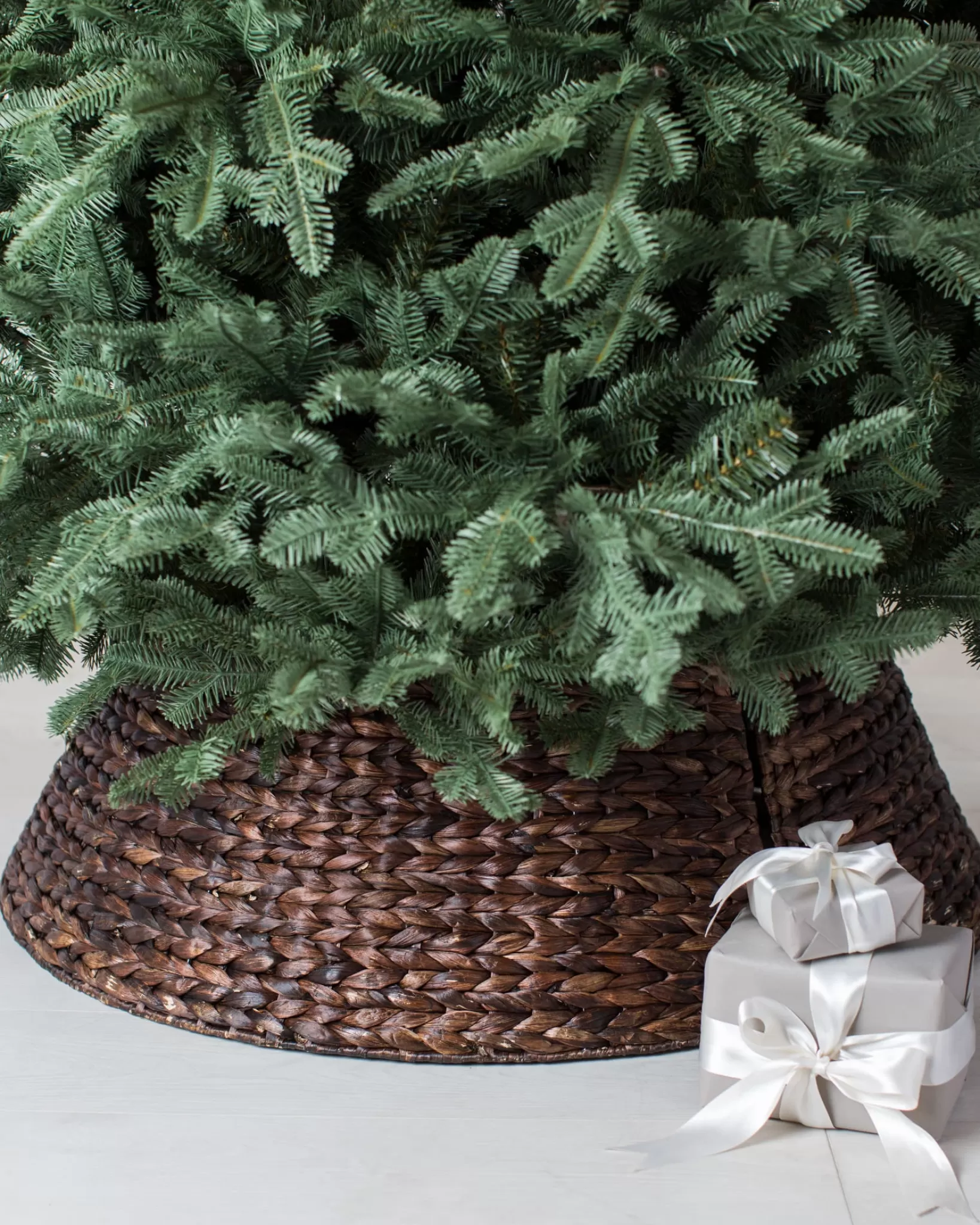 Discount Woven Christmas Tree Collars Skirts & Collars